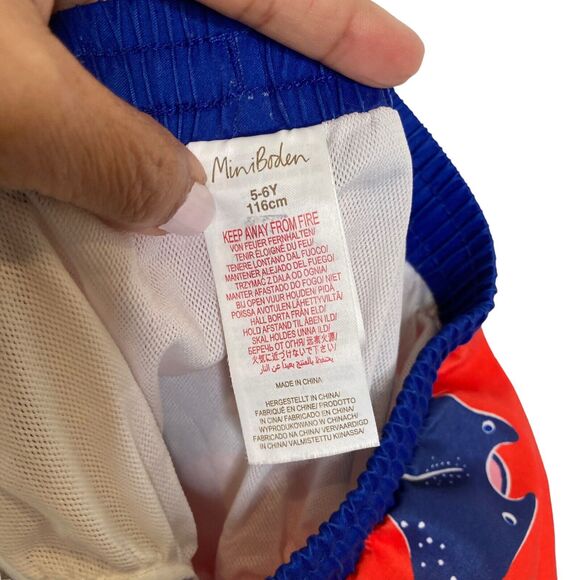 Mini Boden Boys Surfer Swim Trunks Mantarays 5-6Y Firecracker Red - Picture 6 of 6